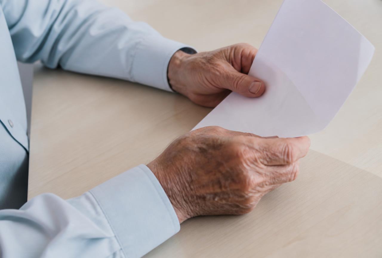Segurado analisando documentos de benefício previdenciário com apoio jurídico